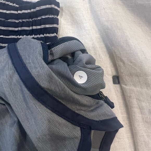 Lululemon Shorts Size 4 - Picture 2 of 4